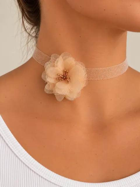Choker Flora en marfil de Ann Estacio
